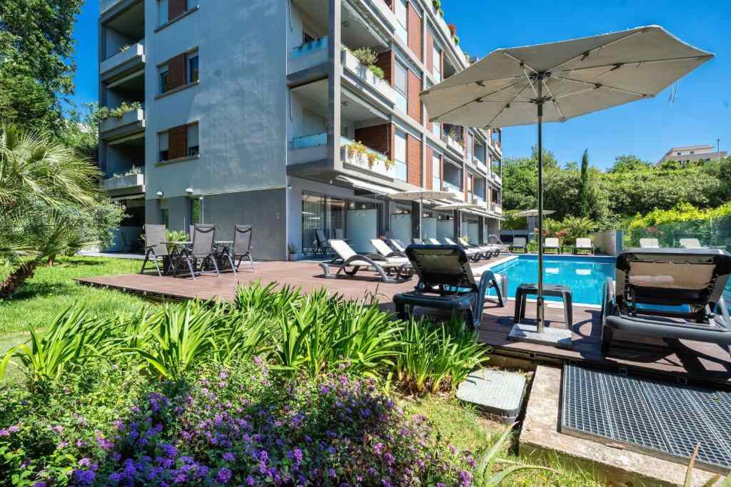 Rooms Oasis Life garden and pool in Split